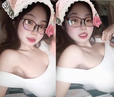 Em gái xinh đẹp kêu rên nhẹ nhàng trong lúc 